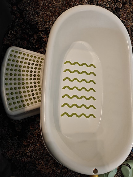 Ikean lasten kylpyamme ja lasten jakkara