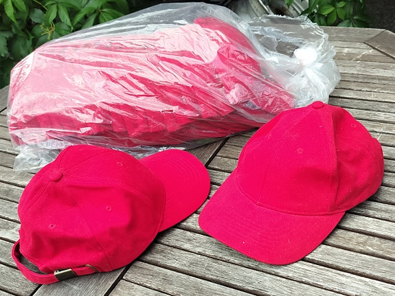 Punaiset, uudet lippikset 20 kpl