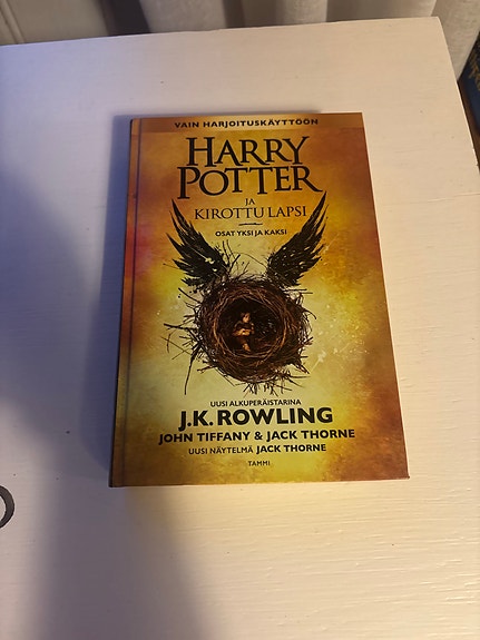 Harry Potter ja kirottu lapsi kirja suomeksi