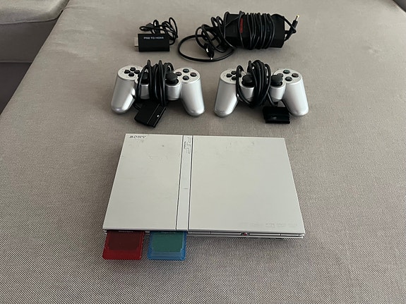 Playstation 2 Slim Silver Edition -konsolisetti