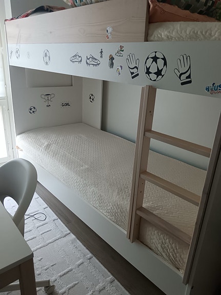 IKEA kerrossänky valkoinen puujaloilla