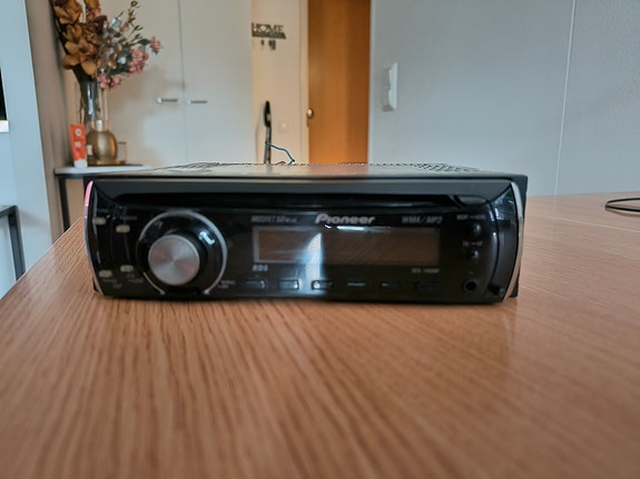 Pioneer DEH-1100MP Autosoitin Musta