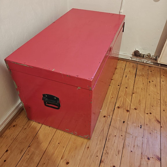 Vaaleanpunainen puinen säilytysarkku/kirstu