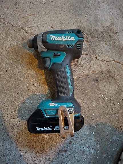 Makita iskevä akkuruuvinväännin 2ah akulla