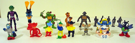 Smurffi, Daffy Duck, Turtles, Muppet show, Sykerö ym. figuureita