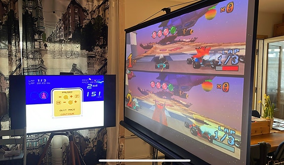 Valmis kotiteatteri – Videotykki / projektori + Apple TV + valkokangas