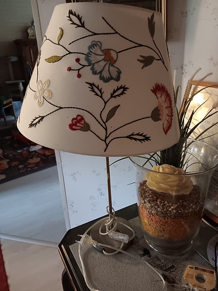 Kirjailtu pöytälamppu