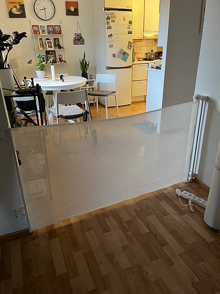 Valkoinen rullattava koira aita