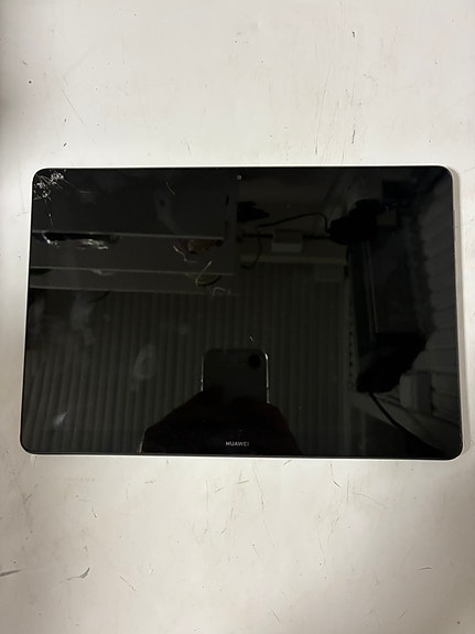 Huawei MediaPad T5 (AGS2-L09) tabletti - Näytössä halkeama