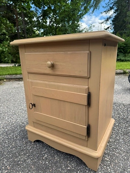 Junet- kokopuinen pieni kaappi