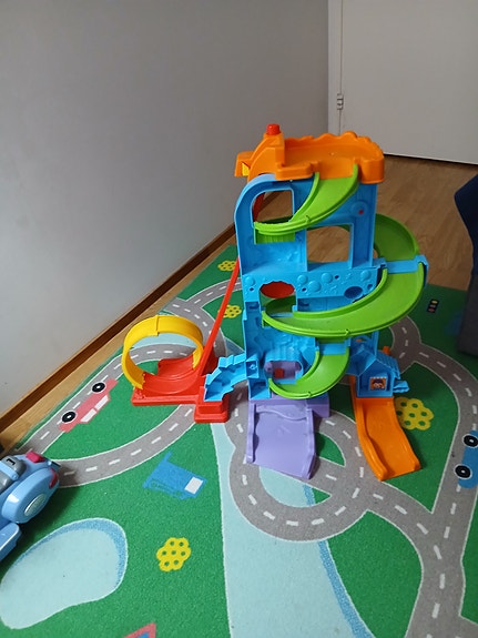 Fisher-Price autorata parkkitorni lelu