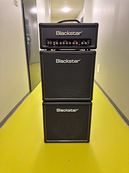 Blackstar HT-5 putkinuppi ja kaksi kaappia
