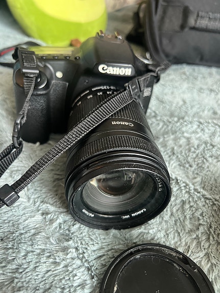 Canon EOS 30D järjestelmäkamera zoom-objektiivilla