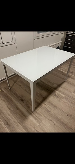 Lasikantinen pöytä metallirungolla