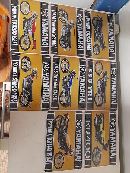 Yamaha moottoripyörä peltitauluja