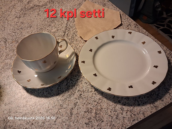 Myydään Arabian Hippu kahvi astiasto.