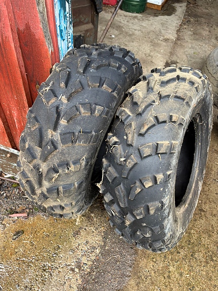 Mönkijän renkaat 25x8-12. 4 kpl