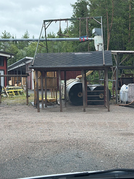 Pihaleikkiteline liukumäellä ja keinulla