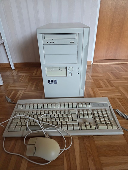 DTK Retrotietokone (Celeron 266)