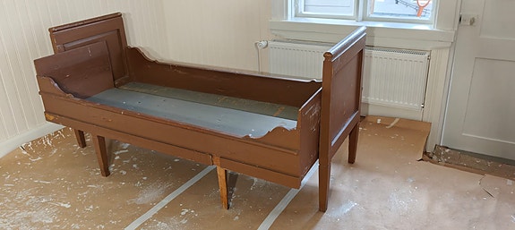Vanha sivusta vedettävä sänky