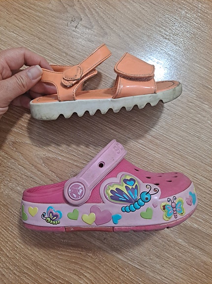 Tarrasandaalit 26 ja Crocsit c10