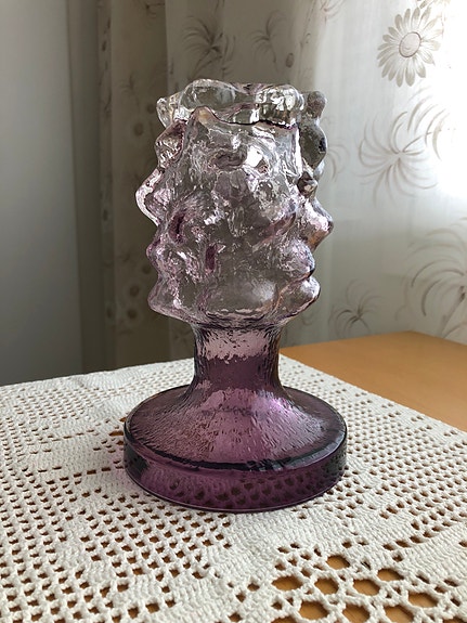 Kaj Blomqvistin Kumelalle suunnittelema violetti "Käpy" Natura -kääntömaljakko
