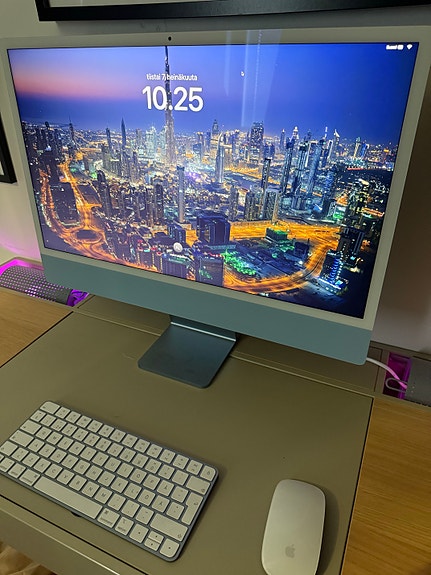Apple iMac 2021 24” M1 näppäimistöllä ja hiirellä