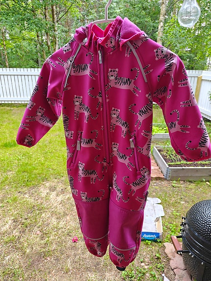 Edullisesti priimakuntoinen softshell haalari