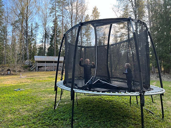 Toimiva trampoliini suojaverkolla