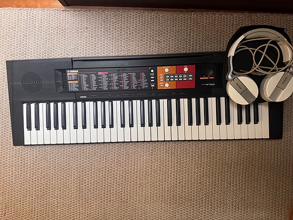 Yamaha PSR-F51 keyboard (+ optional Focal hifi-kuulokkeet)