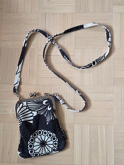 Marimekko pieni kankainen olkalaukku kukkakuosilla