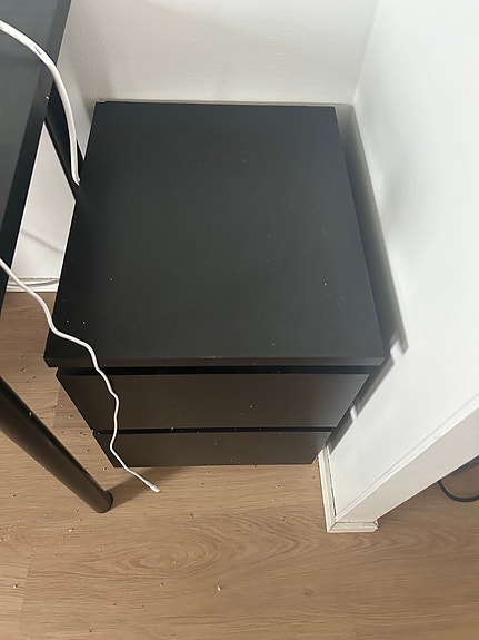 Malm yöpöytä
