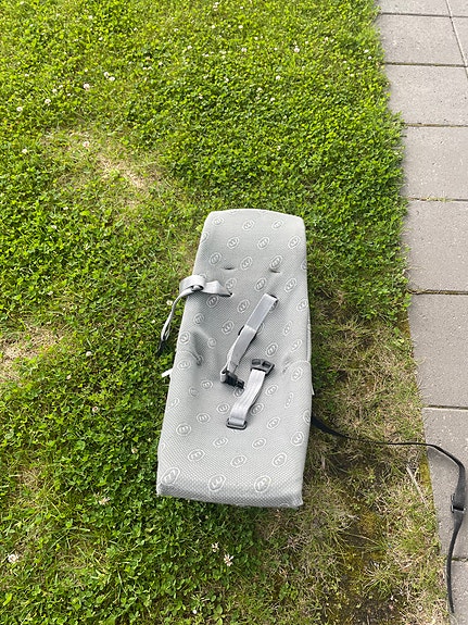 Harmaa vauvan sitterin pehmuste ja turvavyö