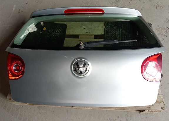 VW GOLF V takaluukku
