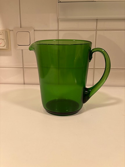 Lasinen vihreä kannu