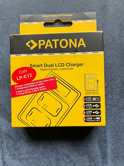 USB-akkulaturi ja kaksi LP-E12 yhteensopivaa akkua Canon M-sarjan kameraan