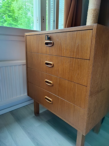 Teak lipasto