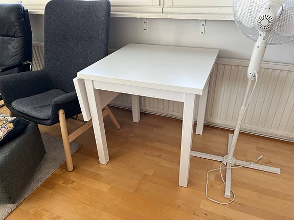 IKEA valkoinen jatkettava ruokapöytä