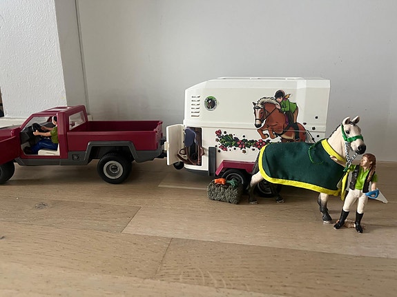Schleich 42346 auto ja traileri + varusteet ja tavarat