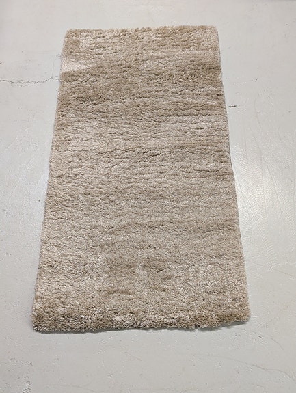 Vaalean beige nukkamatto