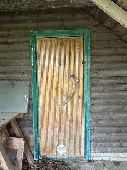 Puuovi mökille tai varastoon