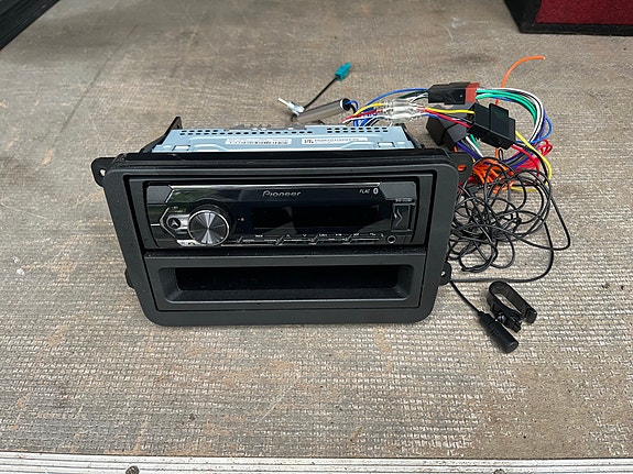 Pioneer autosoitin johtosarjalla