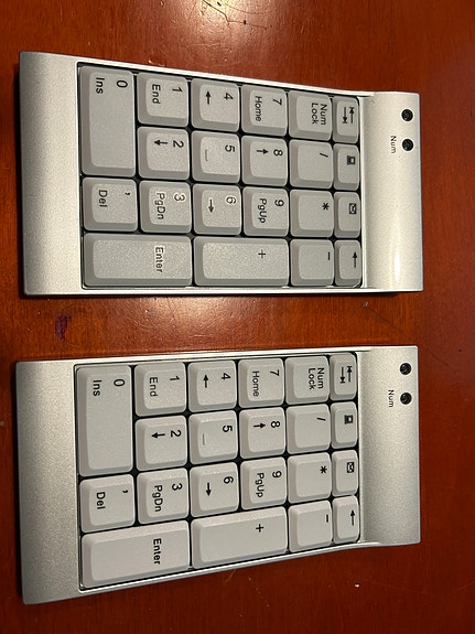 Erilliset numeronäppäimistöt, USB liitäntä.