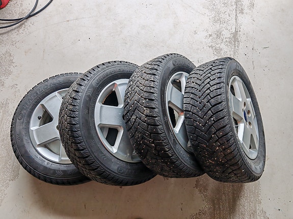 Myydään nastarenkaat ford vanteilla