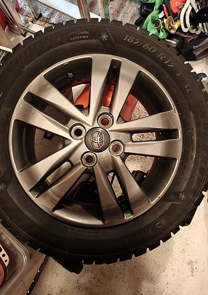 Toyota nastarenkaat vanteilla