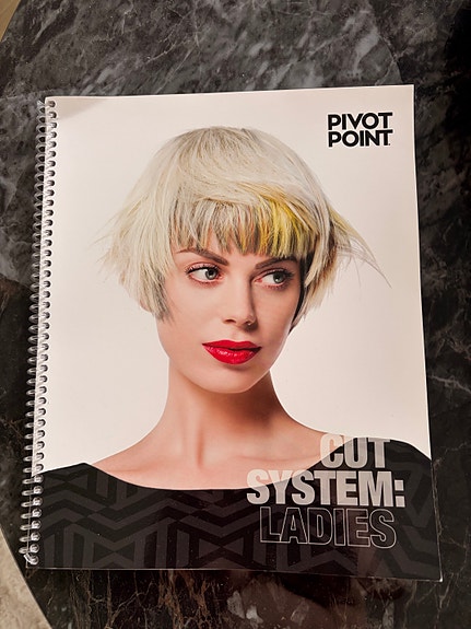 Pivot Point Cut System Ladies -oppikirja kampaajille