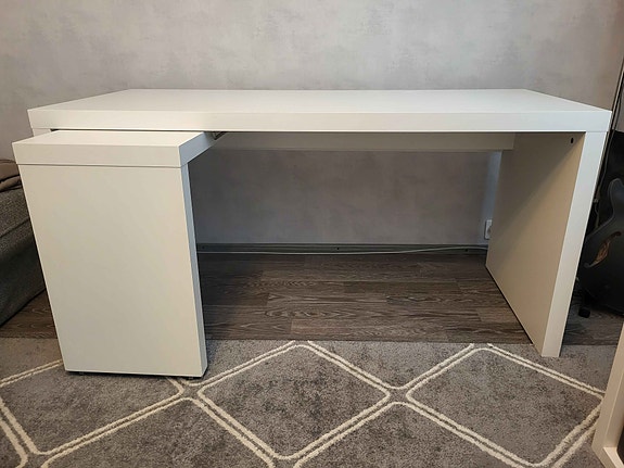 Ikea MALM työpöytä ulosvedettävällä tasolla