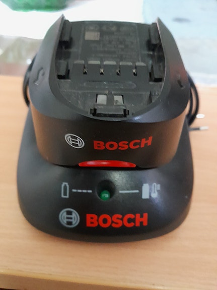 Bosch 18V 1,5Ah akku ja laturi