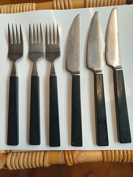 Fiskars Gardberg Triennale aterimet mustilla kahvoilla