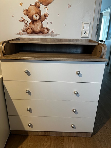 IKEA lipasto hoitotasoilla vauvalle